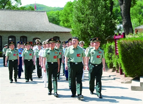 6月17日至19日,中央军委政治工作会议在陕西延安召开。中共中央总书记、国家主席、中央军委主席习近平出席会议并发表重要讲话。这是17日下午,习近平带领军委一班人和各部门各单位主要负责同志瞻仰王家坪革命旧址。◎新华社发